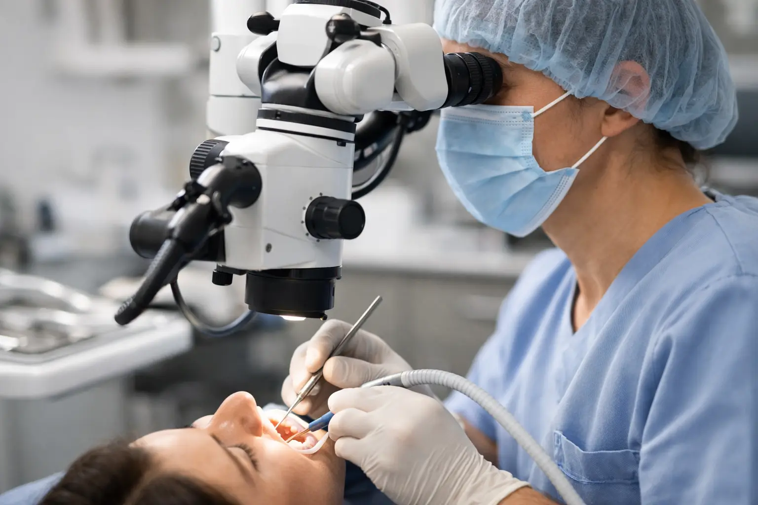 Tratament de endodontie la microscop, mai precis